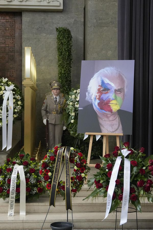 Poslední rozloučení s Milanem Knížákem  (†86): Klempíř se ujal slova, nechyběli Klaus, Franz, Dlouhý ani Saudková - fotka 1/1