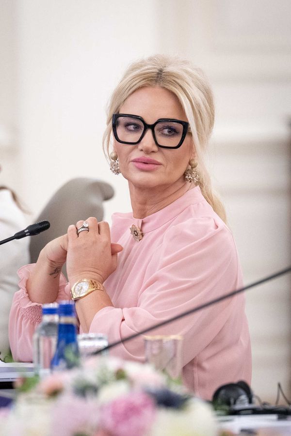 Monika Babišová na vodním skútru předvedla dokonalou postavu. Na pláži pak dráždila v růžových bikinách  - fotka 1/1
