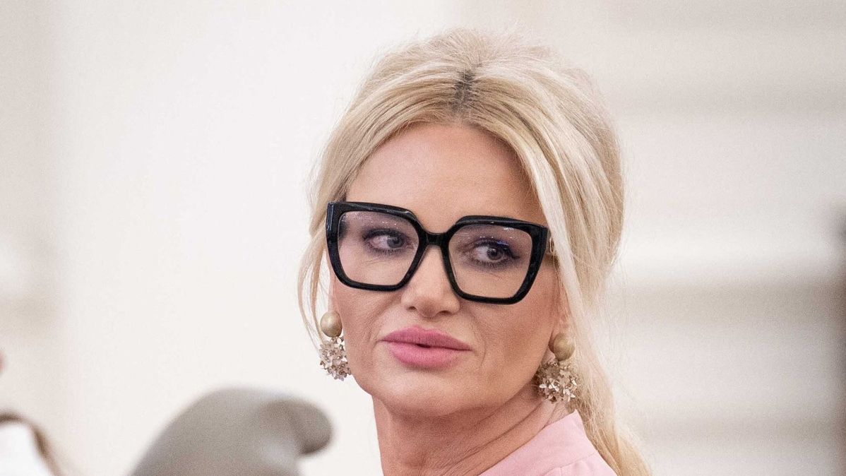 Monika Babišová na vodním skútru předvedla dokonalou postavu. Na pláži pak dráždila v růžových bikinách