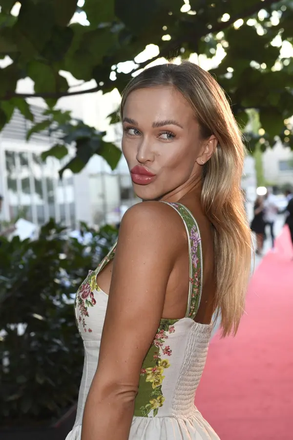 Nela Slováková pózovala v titěrných bikinách vedle koně. Fanoušci šílí z její formy, pak přišlo rýpnutí do Hanychové - fotka 1/1