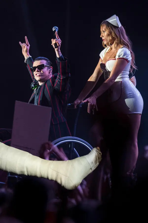 Po nehodě na motorce odehrál koncert s neošetřenou zlomeninou. Na další show ho přivezla sexy sestřička. Seděl na vozíku - fotka 1/1