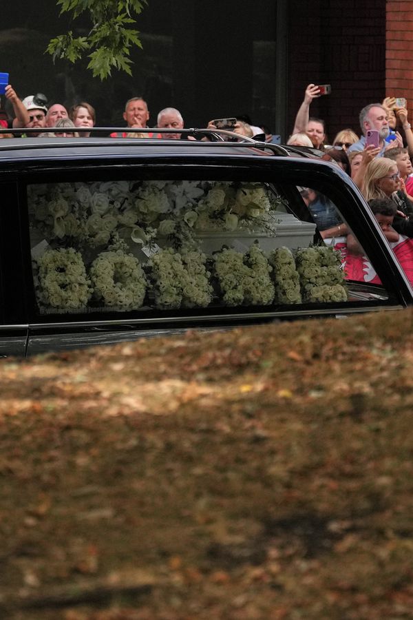 Poslední sbohem Bonnie Tyler (†75): Smuteční průvod s bílou rakví a slzy fanoušků - fotka 1/1