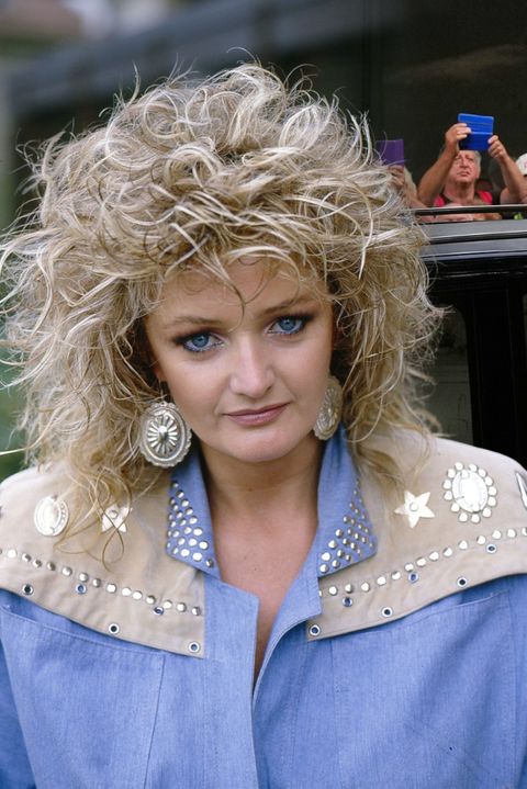Poslední sbohem Bonnie Tyler (†75): Smuteční průvod s bílou rakví a slzy fanoušků