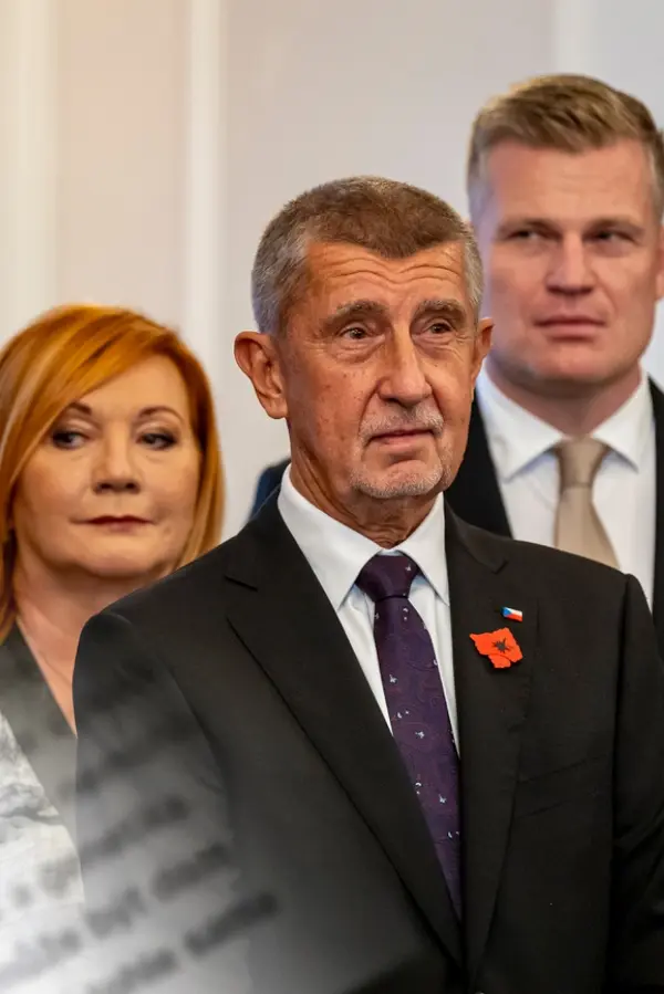 Glosa: Místo zbraní mírovou ocel! Babiš nechutně fixluje v tak důležité věci, jako je obrana země - fotka 1/1