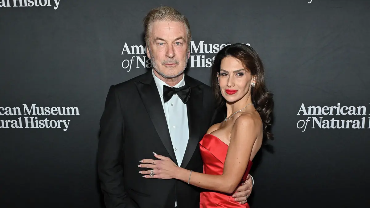 Sexy nožka zabrala! Hilaria Baldwin ji vystrčila na manžela, aby opět dosáhla svého