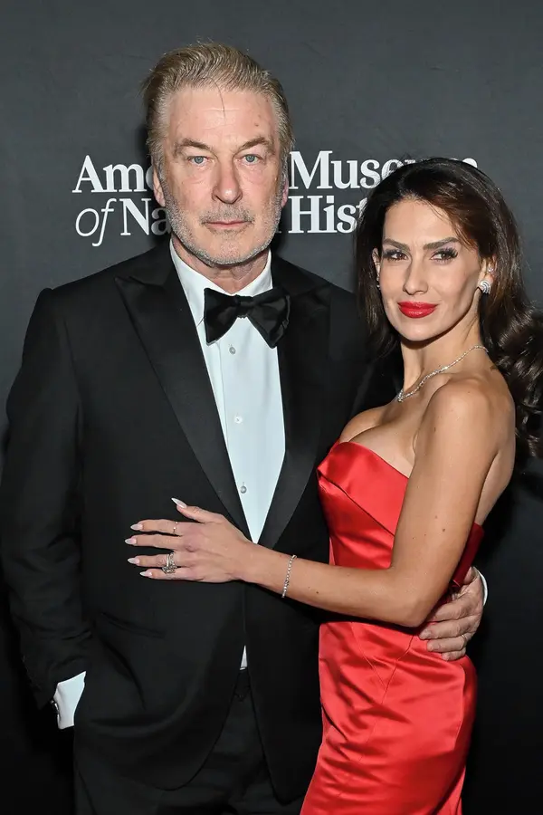 Sexy nožka zabrala! Hilaria Baldwin ji vystrčila na manžela, aby opět dosáhla svého - fotka 1/1