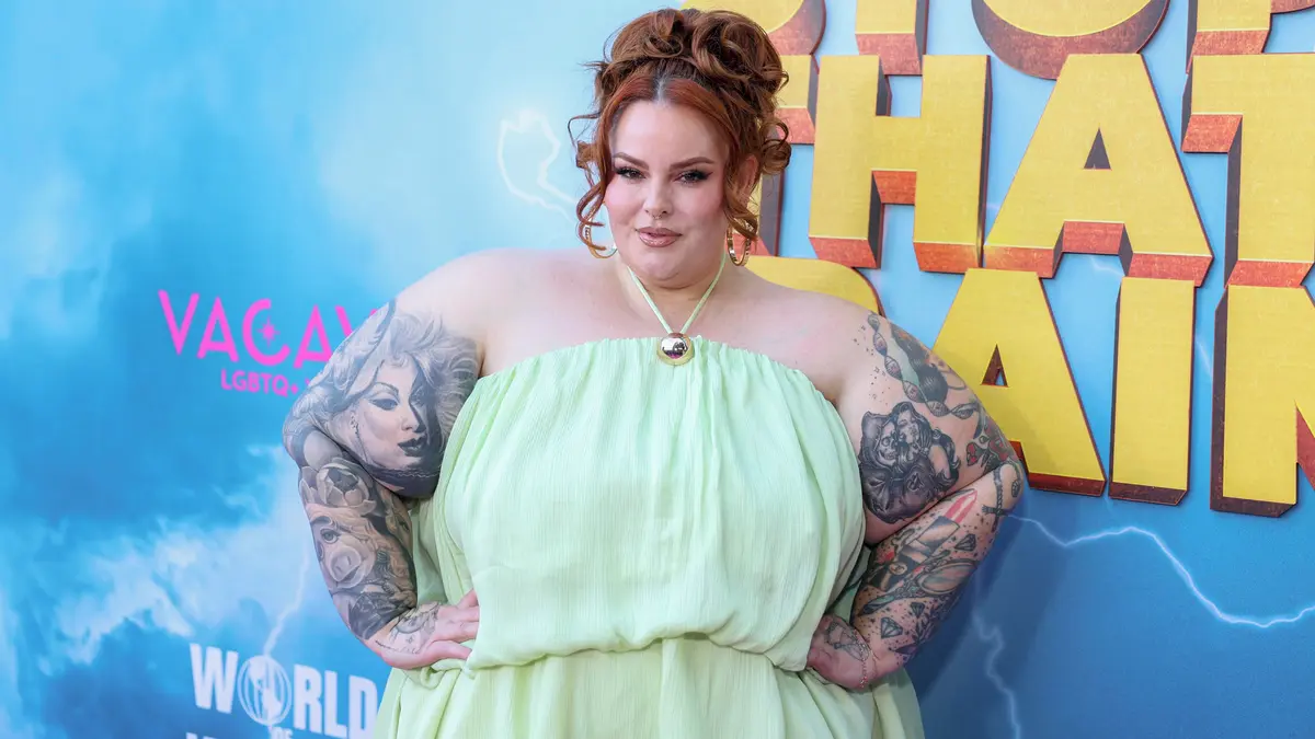 Plus size modelka ohromila svými tvary na fotce v plavkách. Někteří nevěřili, že ji nevytvořila AI!