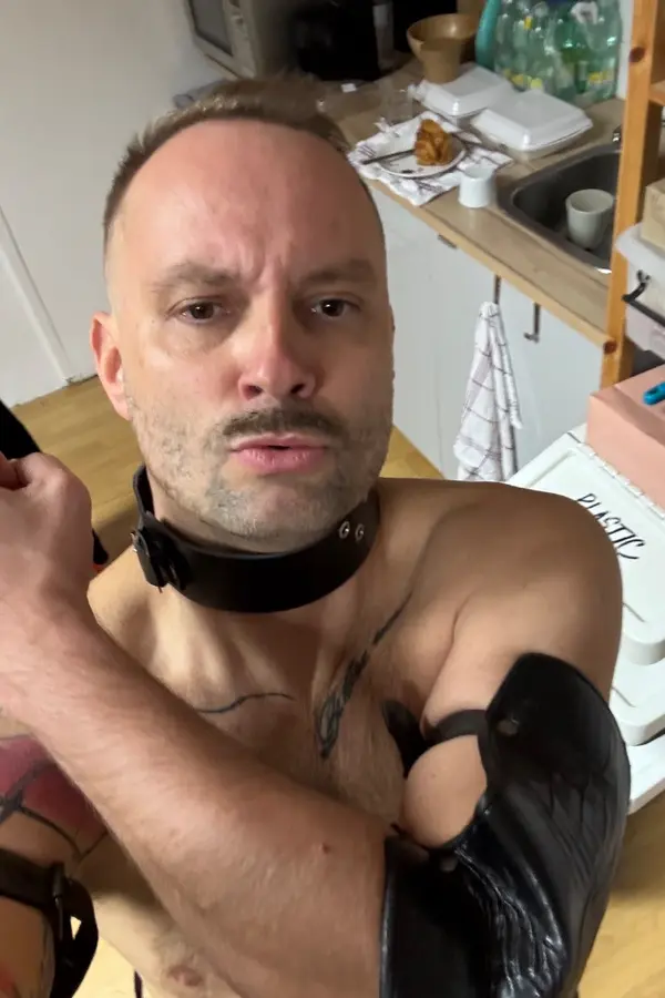 Hvězda StarDance poprvé jako herec: Marek Dědik řádil polonahý i s knírkem. Ve filmu ale zanechal mnohem větší stopu - fotka 1/1