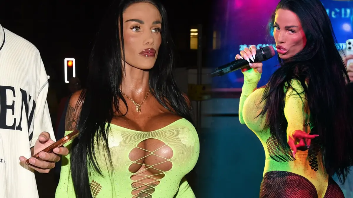 Své vnady nacpala do neonového body s průstřihy: Katie Price předvedla v Manchesteru divoký model