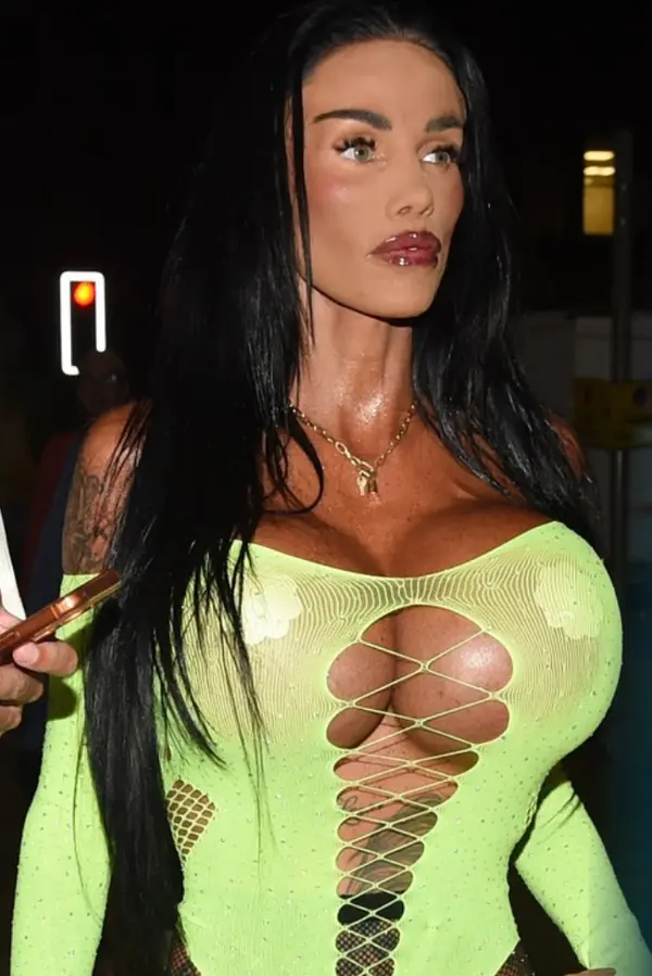 Své vnady nacpala do neonového body s průstřihy: Katie Price předvedla v Manchesteru divoký model - fotka 1/1