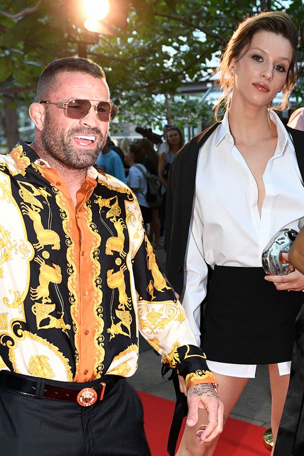 Hvězdy na premiéře Bojovníka: Vysmátý Vémola i Vondráčková, odhalené nožky Businské či překvapivý outfit Slovákové - fotka 1/1