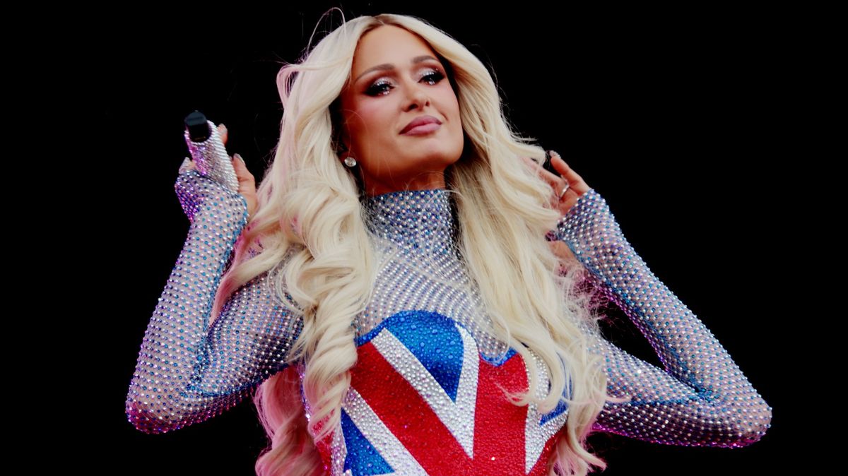 Paris Hilton na jachtě ukázala zadeček. Nechyběla záplava růžové a třpytek. Byznys řeší i na dovolené s rodinou