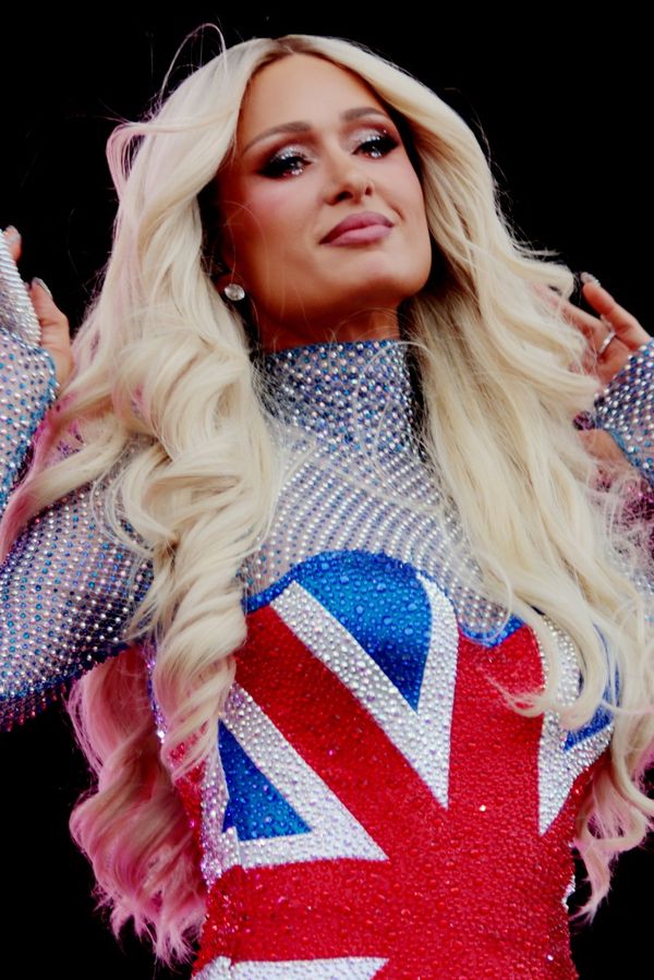 Paris Hilton na jachtě ukázala zadeček. Nechyběla záplava růžové a třpytek. Byznys řeší i na dovolené s rodinou - fotka 1/1