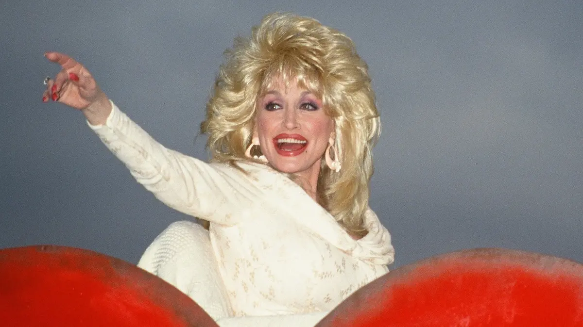 Dolly Parton (†80) proslula nejen hudbou, ale i množstvím plastických operací. Nebála se o nich mluvit ani vtipkovat!