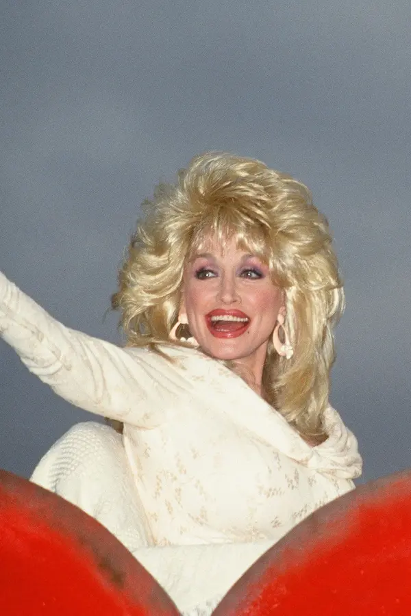 Dolly Parton (†80) proslula nejen hudbou, ale i množstvím plastických operací. Nebála se o nich mluvit ani vtipkovat!  - fotka 1/1