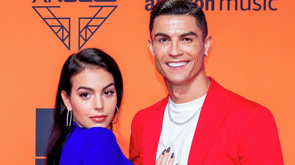 Svatba, na kterou čekaly miliony fanoušků dlouhé roky: Ronaldo si vzal krásnou Georginu. Pochlubili se první fotkou