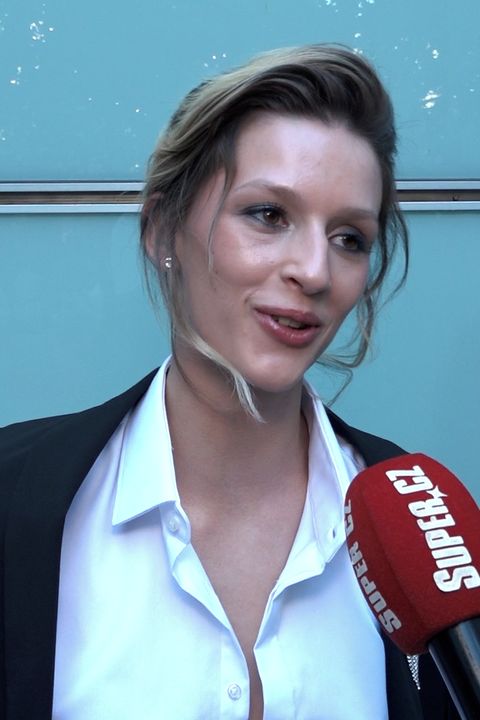 Sukně tak krátká, že z ní čouhala halenka: Hvězda filmu Bojovník ukázala sexy nohy