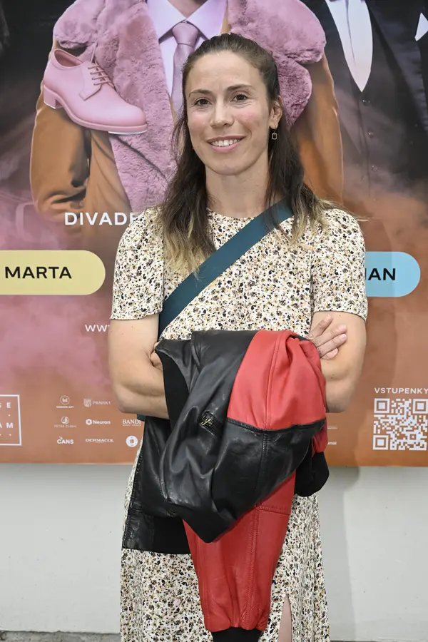Eva Adamczyková si užívá letní radovánky: Pohoda v plavkách i řádění na surfu. Baywatch Mnichov, smáli se lidé - fotka 1/1