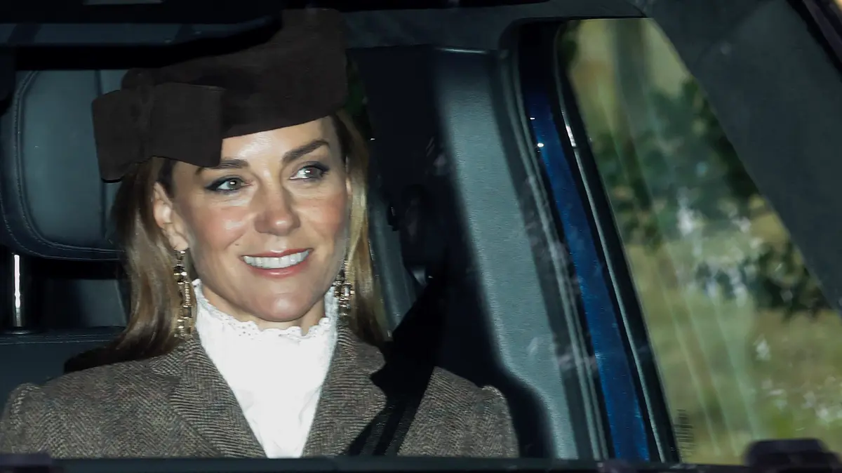 Jako Audrey Hepburn! Princezna Kate zazářila u kostela, zatímco Británie řeší jen návrat Harryho a Meghan