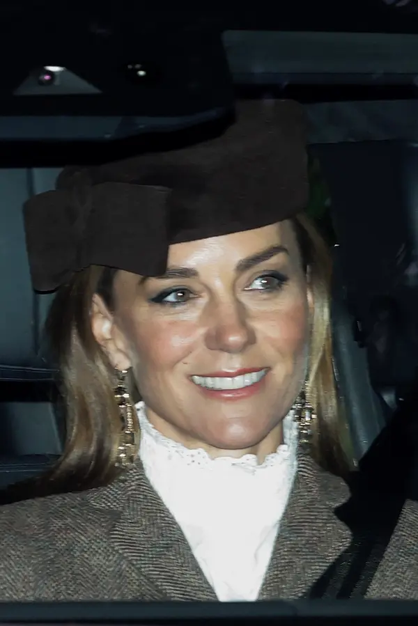 Jako Audrey Hepburn! Princezna Kate zazářila u kostela, zatímco Británie řeší jen návrat Harryho a Meghan - fotka 1/1