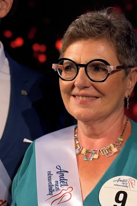 Tahle sympatická sestřička je novým Andělem mezi zdravotníky: Už je 10 let v důchodu a pořád pomáhá lidem 