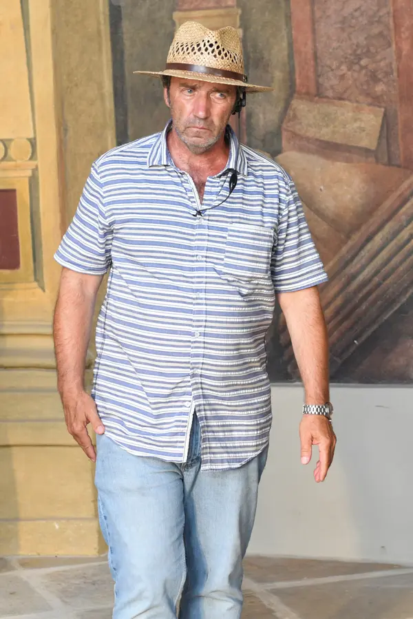 Podobný pohled a kudrnaté vlasy: Poznáte, čí je nenápadný muž ve slamáku syn? Jeho otce miloval celý národ - fotka 1/1