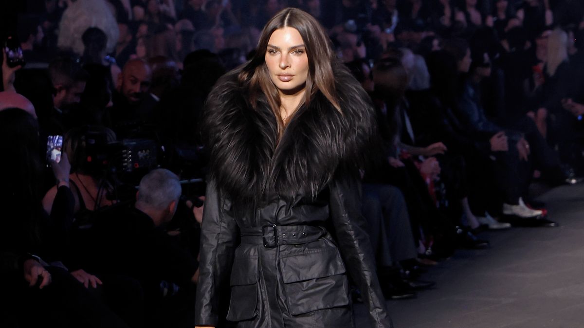 Nejlepší výhled nebyl na moře: Emily Ratajkowski na lodi zavrtěla zadečkem v zaříznutých bikinách. Pak se svlékla úplně