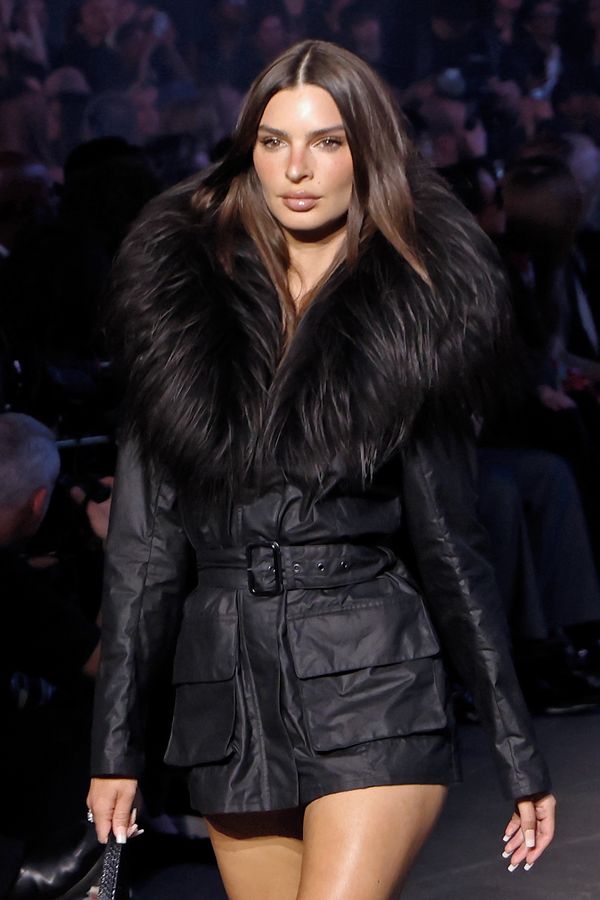 Nejlepší výhled nebyl na moře: Emily Ratajkowski na lodi zavrtěla zadečkem v zaříznutých bikinách. Pak se svlékla úplně - fotka 1/1