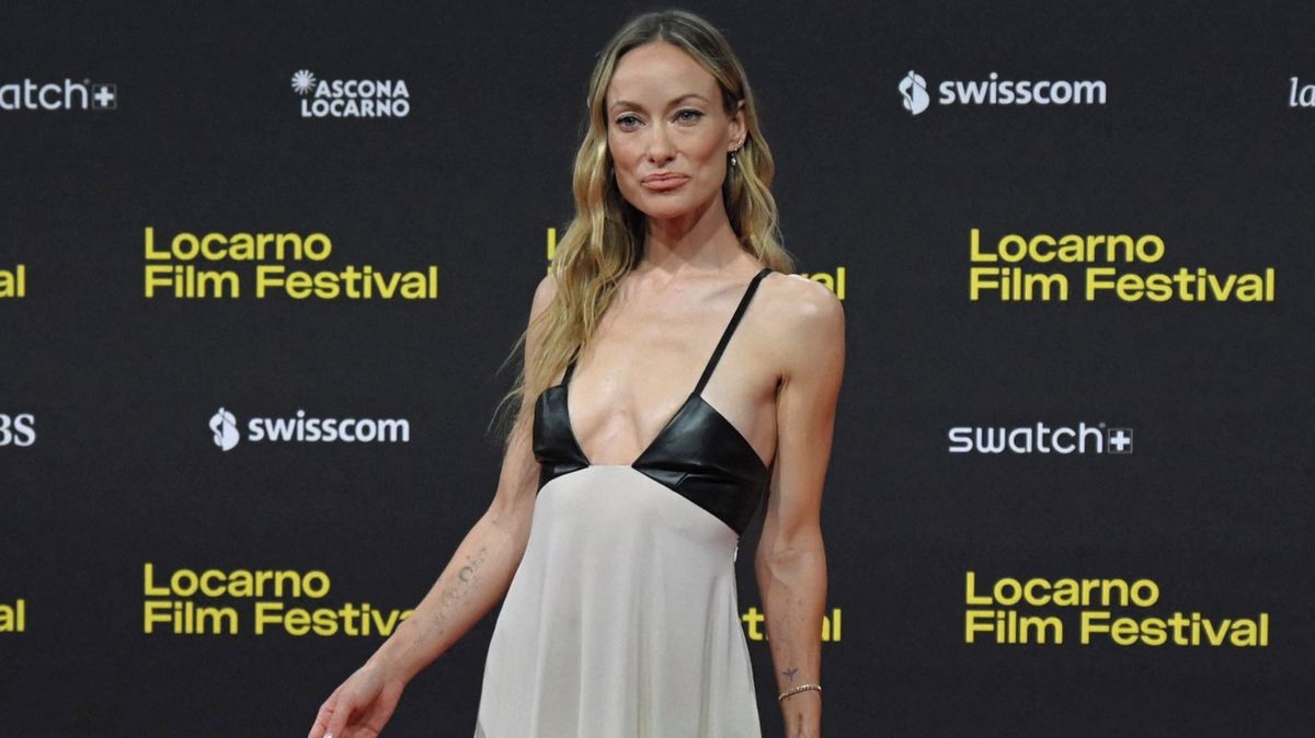 Olivia Wilde vsadila na odhalený dekolt: Pokud jdou vaše prsa na východ, západ i jih, potřebujete oporu, vzkázali jí