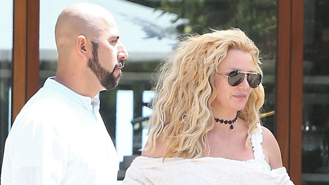 Britney Spears vyfotili s novým přítelem! Vypadala skvěle, staženými tangy pod sukní si ale výsledný dojem zkazila