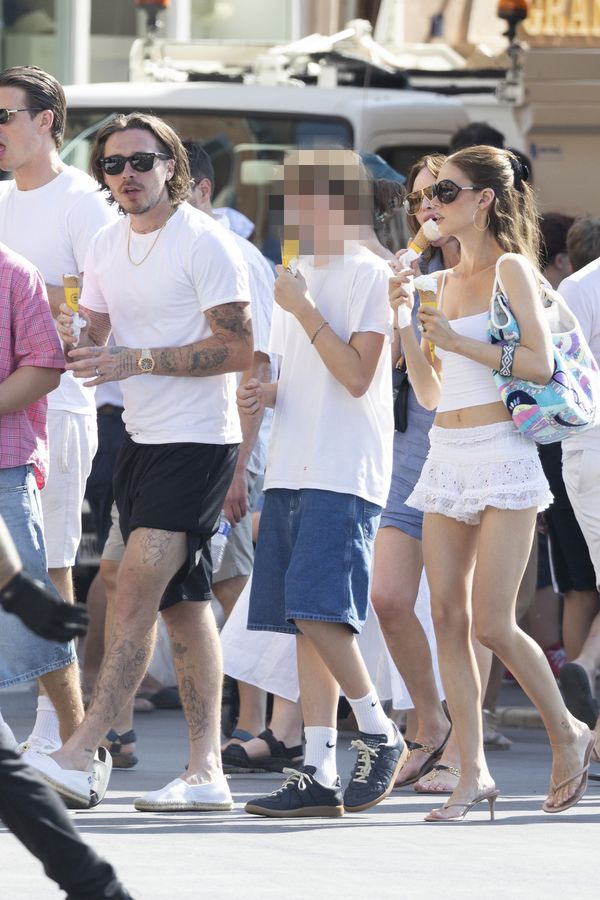 Tohle mohl být pořádný trapas! Beckhamovi se v Saint-Tropez těsně minuli se znesvářeným synem Brooklynem a jeho ženou - fotka 1/1