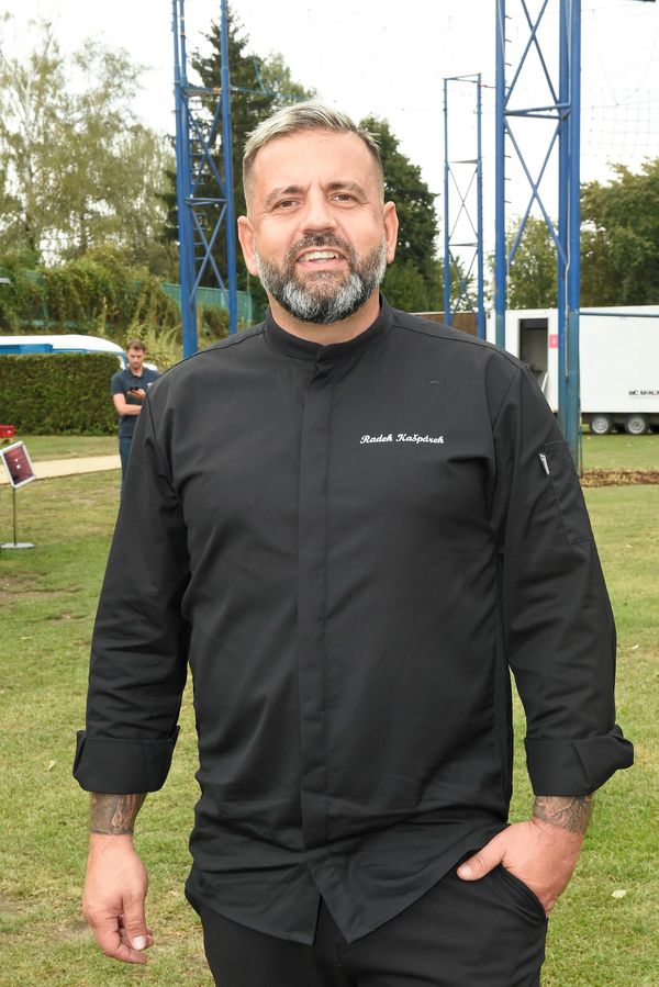 Vražedné dekolty i odvážné špulení zadečku v bikinách! Nová láska šéfkuchaře Radka Kašpárka je kus - fotka 1/1