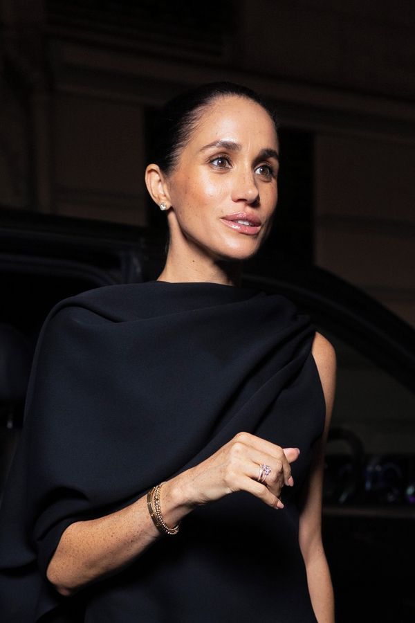 „Jak může někdo s náušnicemi Diany vypadat tak lacině?“ Meghan Markle jásala u dudáků a sklidila drsnou kritiku - fotka 1/1