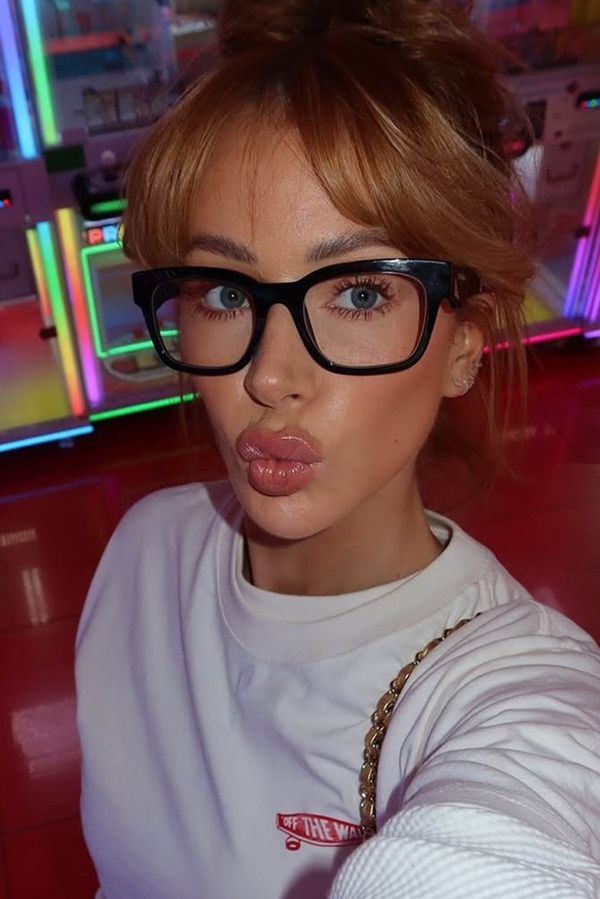 Hvězda Love Islandu chtěla být sexy, ale dostala hroznou čočku: Vypadáš jako prostoduchá, je to zoufalé, vzkázali jí - fotka 1/1