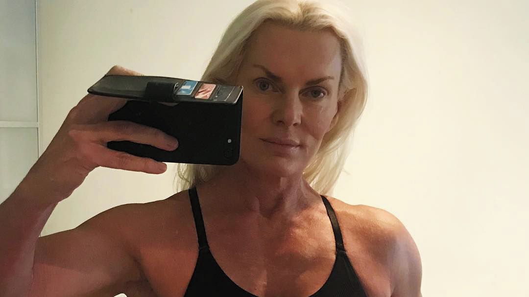 Lidé nechtějí věřit, že je této fitness babičce 70 let. Za týden spořádá 5,6 kilo masa