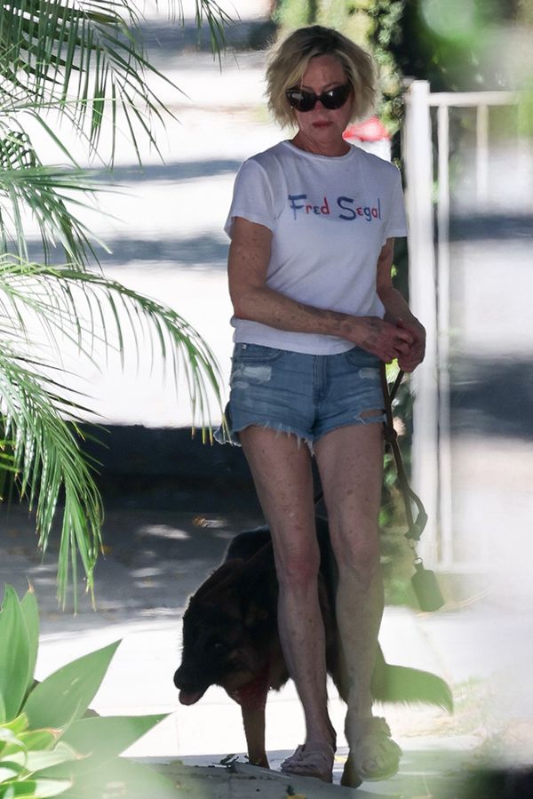 Otrhané a velmi krátké: Na takové šortky si troufne málokdo. Melanie Griffith (68) ovšem ano! - fotka 1/1
