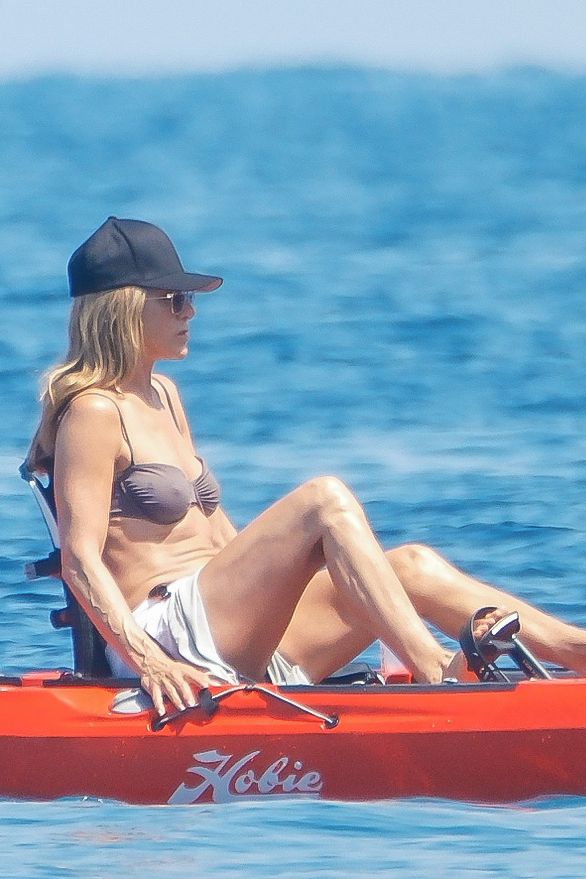 Svléknout do bikin a jde se šlapat! Jennifer Aniston dlouho sedět nevydrží. Podívejte, čím se udržuje fit na Mallorce - fotka 1/1