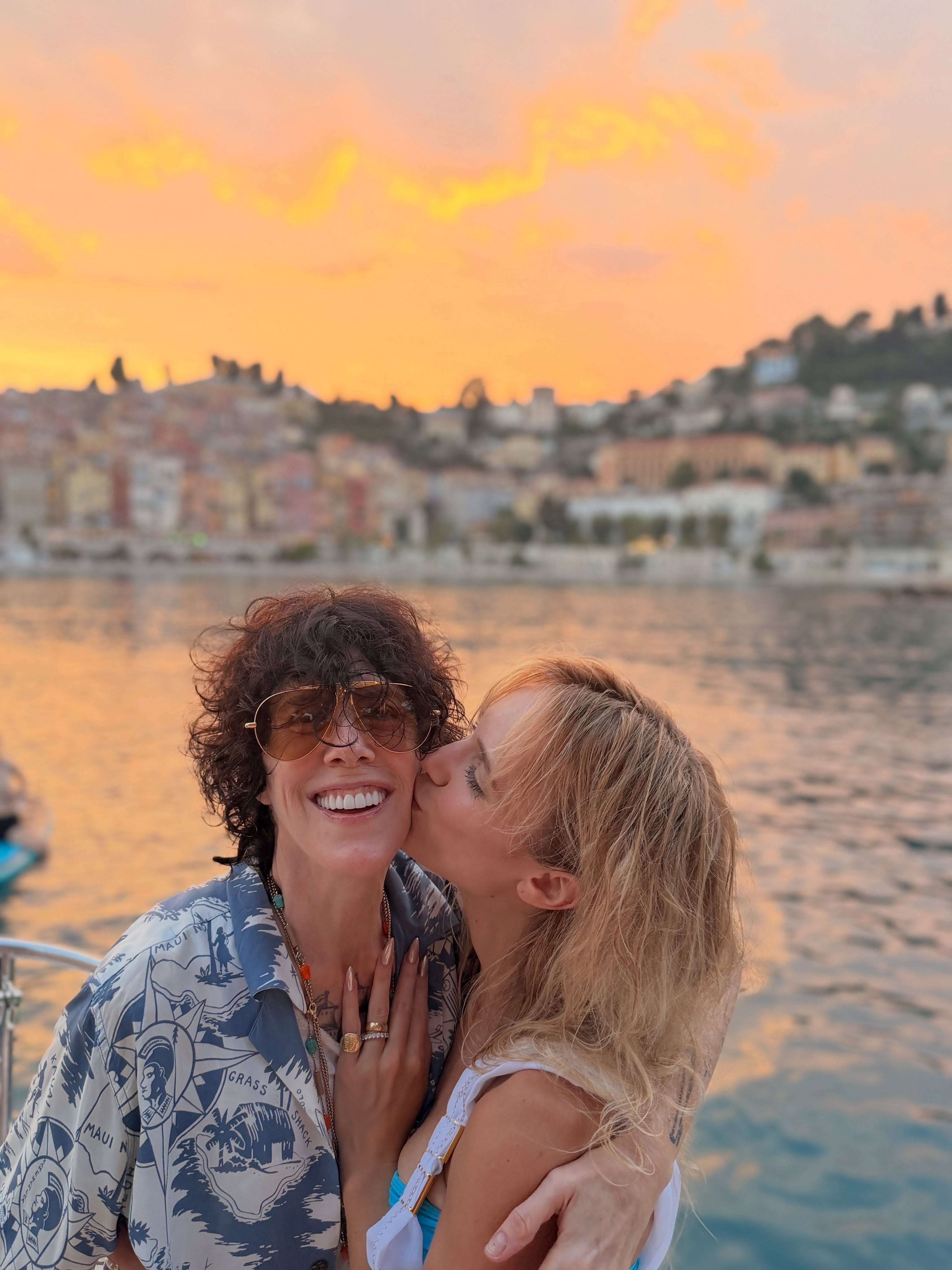 Česká Miss Maurerová nafotila romantické snímky se slavnou partnerkou! V bikinách  líbá slavnou zpěvačku LP - Super.cz