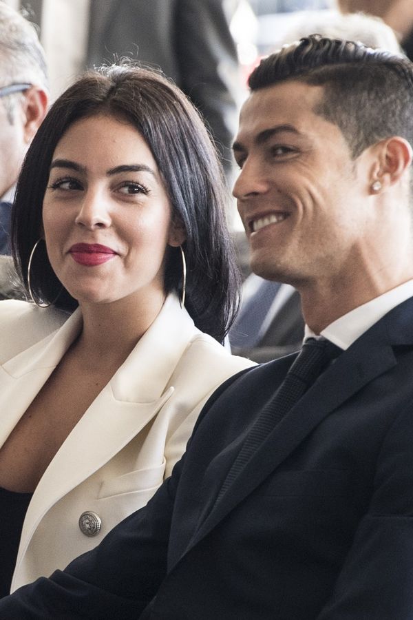 Svatba v obýváku, diamanty při rozcvičce a žádné líbánky: Ronaldo s Georginou odkryli zákulisí velkého dne - fotka 1/1
