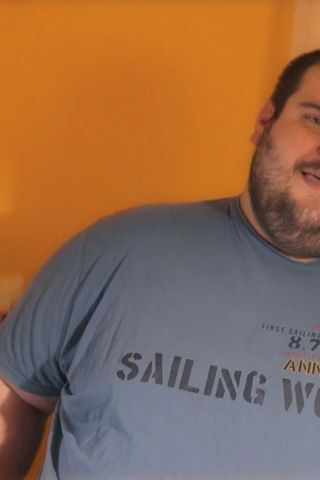 Morbidně obézní Tomáš váží šílených 265 kilo. Když leží, tak se dusí a hrozí mu smrt. Podívejte se, jak vypadá