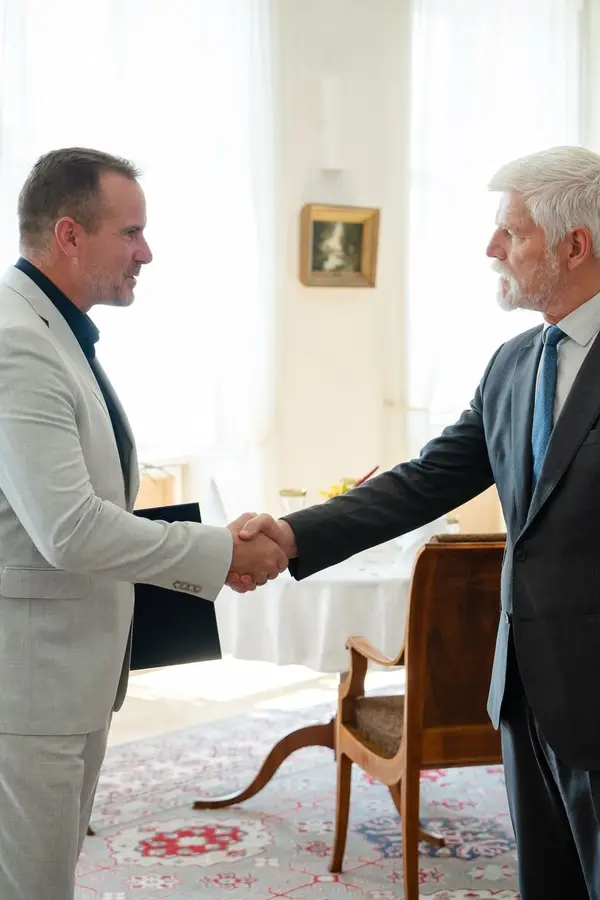 Prezident Pavel na Pražském hradě poděkoval generálu Řehkovi: Reakce byly různé. Zazněly díky i vážná obvinění - fotka 1/1