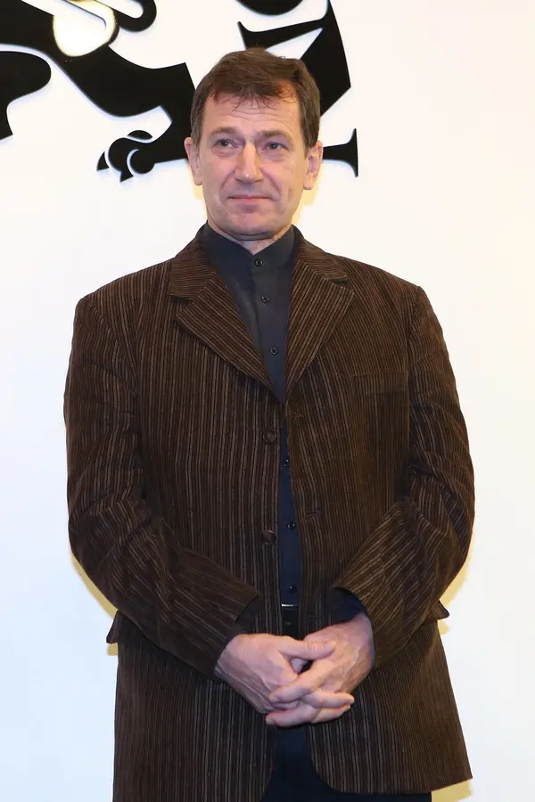 Z hořícího domu zachraňoval malého kluka. Nadporučík Ráž ze seriálu Chlapci a chlapi odmítl kaskadéra - fotka 1/1