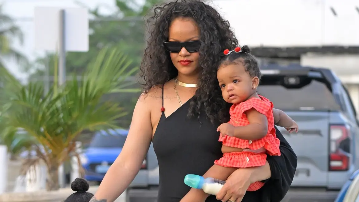 Rihanna vzala své rozkošné děti na rodný Barbados, kde po ní pojmenovali ulici. Rošťák RZA má účes jako Jay-Z!