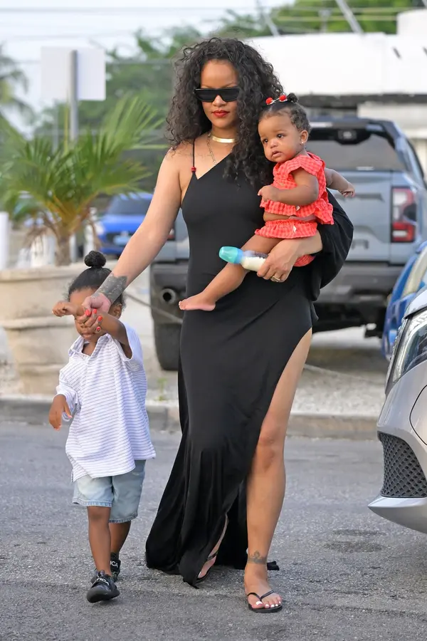 Rihanna vzala své rozkošné děti na rodný Barbados, kde po ní pojmenovali ulici. Rošťák RZA má účes jako Jay-Z! - fotka 1/1