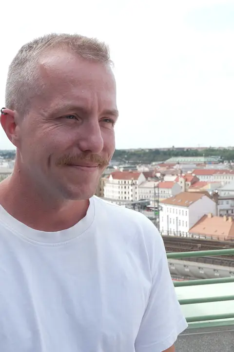 V civilu tohoto herce nepoznáte: Orlický vrah nebo Palach shodil vlasy, nasadil náušnici a ukázal v tílku vymakané tělo