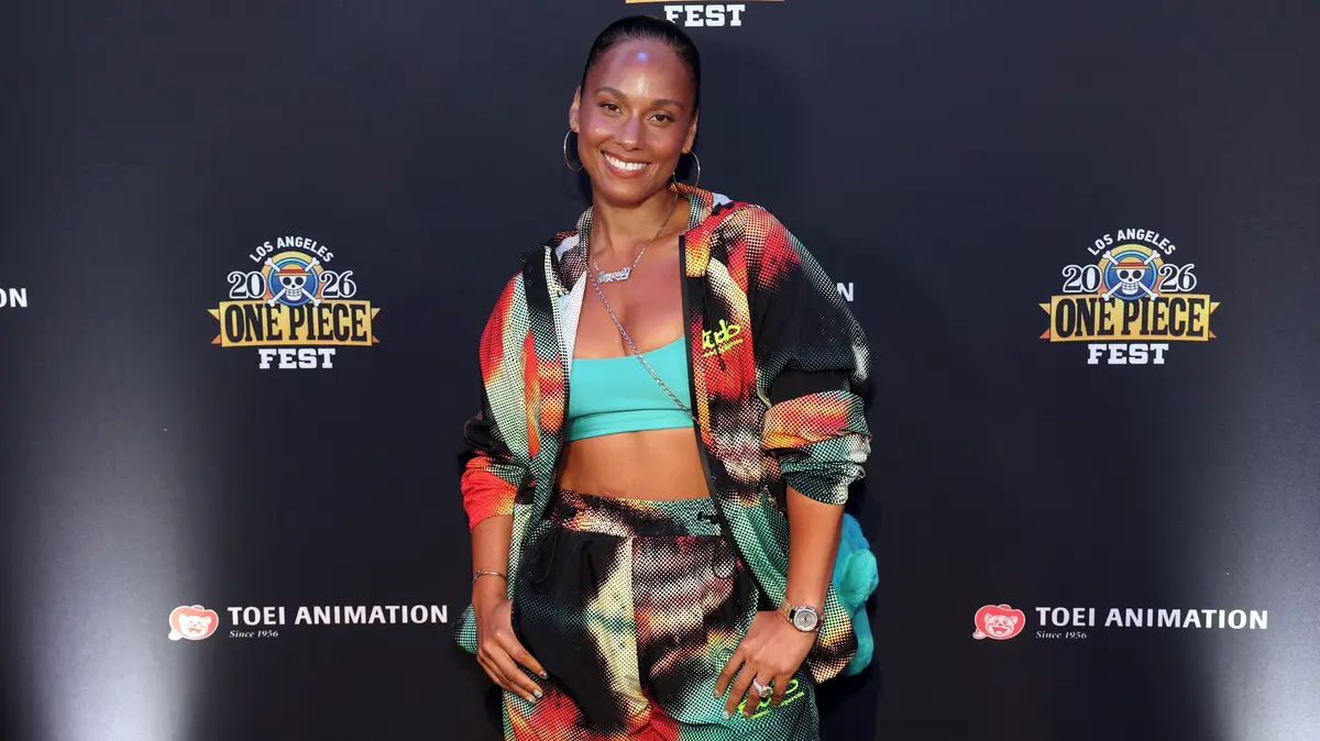 Leopardí bikiny, slunce a plný pohár: Zpěvačka Alicia Keys ukázala, jak si dobíjí sociální baterky