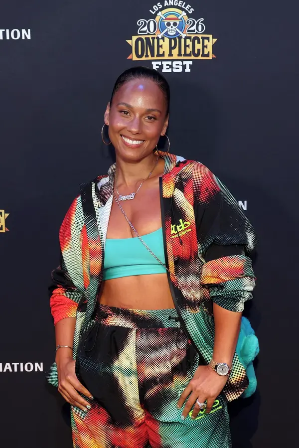 Leopardí bikiny, slunce a plný pohár: Zpěvačka Alicia Keys ukázala, jak si dobíjí sociální baterky - fotka 1/1