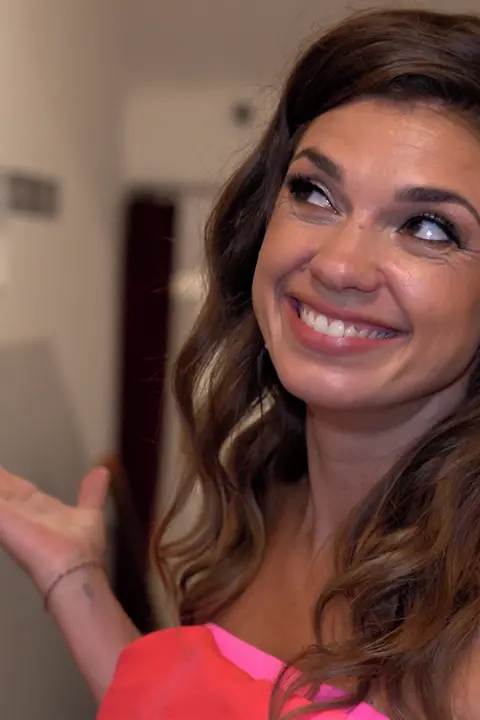 Šaty byly krásné, ale měly háček. Naštěstí! Denisa Pfauserová nedopnula zip přes prsa. Takhle to dopadlo