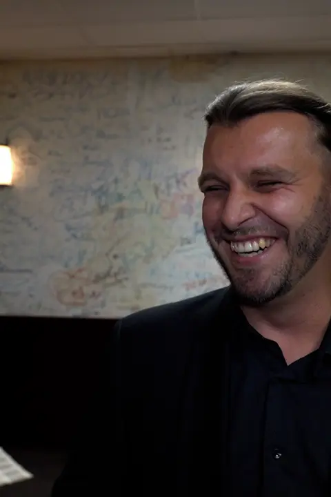 Zpěvák 4 Tenorů nechtěl být u porodu: Nakonec stříhal pupeční šňůru a viděl i placentu. Ukázal fotku miminka