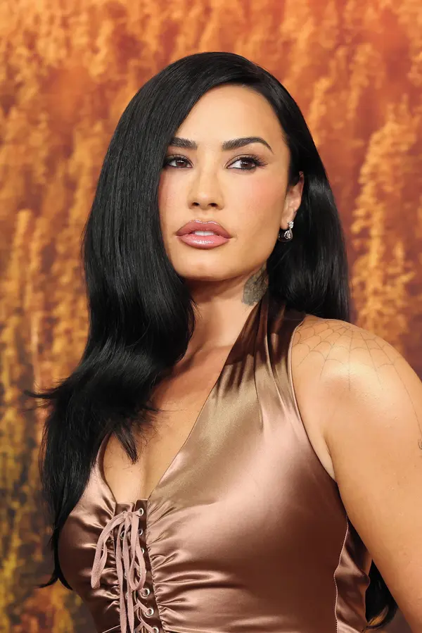 Nejlepší reklama na Bahamy: Zadeček Demi Lovato obalený pískem. Fanoušci dostali pohled z první řady - fotka 1/1